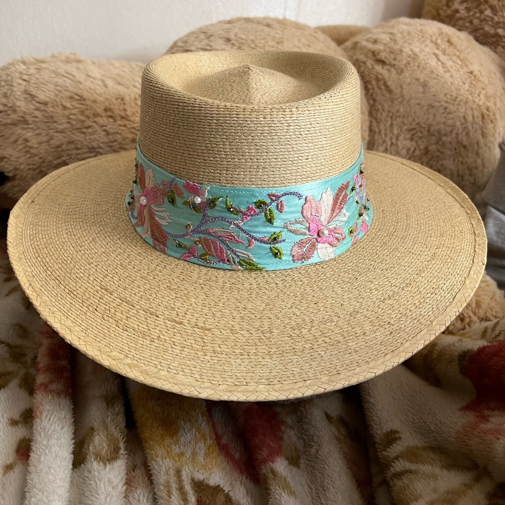Natural color artesanal hat